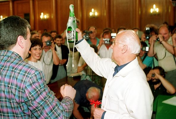 Финалът на 7-ото ВНС: Доайенът Йосиф Петров, депутат от СДС, гръмва бутилка с шампанско - знак, че новата конституция е готова.