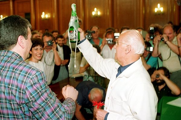 Финалът на 7-ото ВНС: Доайенът Йосиф Петров, депутат от СДС, гръмва бутилка с шампанско - знак, че новата конституция е готова.