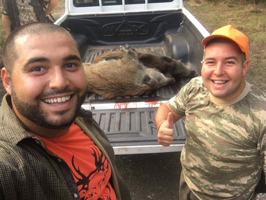 Приятелят на Спас Яман Хюсмен от Исперих /вляво/ го запалил по лова.