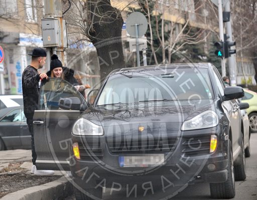 В началото се държеше като кавалер, отваряше й вратата