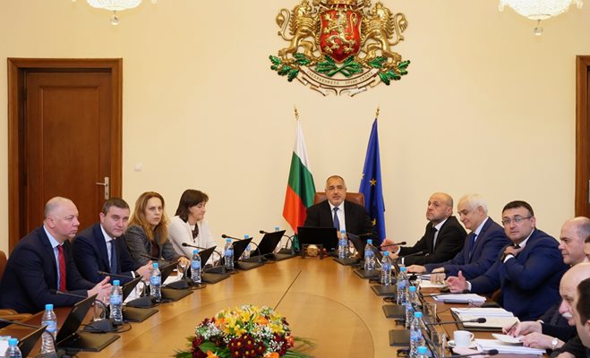 Премиерът Бойко Борисов разпореди да се спазва планът за съкращения на администрацията на първото заседание на правителството за тази година.