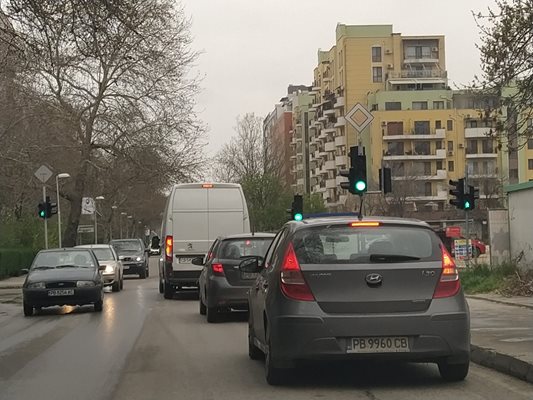 Докато големи булеварди в центъра на Пловдив са празни, в кв "Кючук Париж" по улиците е върволица от автомобили. 