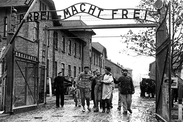 Фразата “Трудът те прави свободен” стоеше на входа на Аушвиц. 