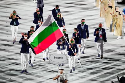  Скромната делегация от български спортисти дефилира на Олимпийския стадион в Токио по време на формалното разкриване на 29-ите летни Олимпийски игри - най-предизвикателните в историята. СНИМКИ: ЛЮБОМИР АСЕНОВ, LAP.BG 