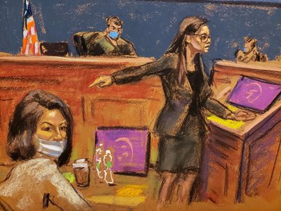 Помощник-прокурорът на САЩ Лара Померанц сочи Гислейн Максуел по време на встъпителни изявления в началото на процеса по обвинения в сексуален трафик
Рисунка: Ройтерс