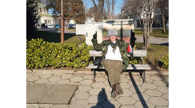 Преди “бойното хоро” събира слънчеви лъчи, отпуснат на пейка в парк, с руска ушанка в милитъри стил. Изглежда щастлив и зареден.