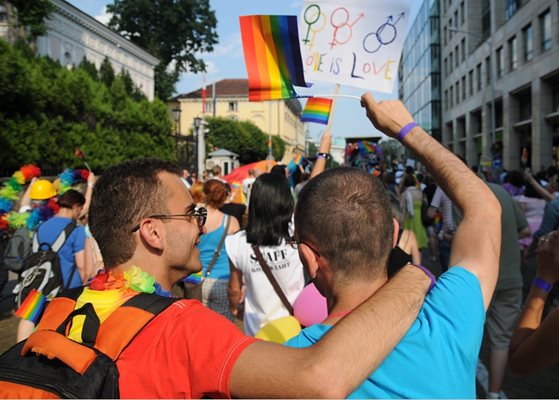 Активисти демонстрират правото на самоопределяне на хората с гей ориентация.