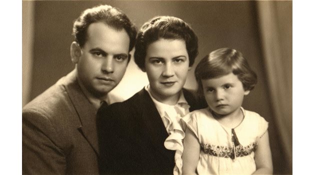 Родителите на Стефан Данаилов със сестра му.