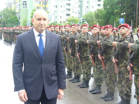 Президентът Румен Радев прие строя преди началото на четвъртия национален събор на Съюза на офицерите и сержантите от запаси и резерва, който се провежда днес в Стара Загора.
Снимка: Ваньо Стоилов