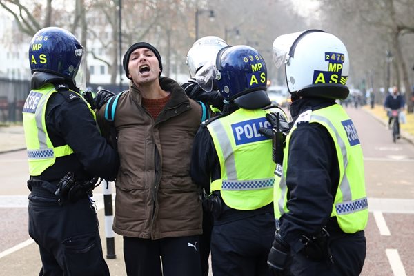 Полицаи задържат в Лондон протестиращ срещу мерките за борба с коронавируса.