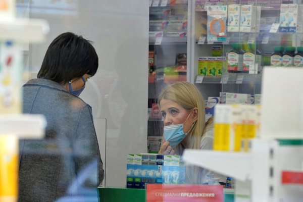 Почти половината от българите си купуват антибиотик без рецепта.