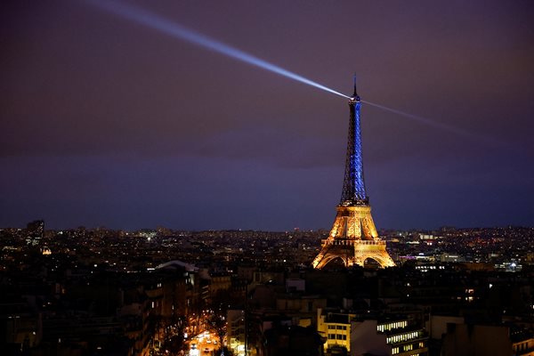 Айфеловата кула в Париж бе осветена в цветовете на украинското знаме СНИМКА: Ройтерс