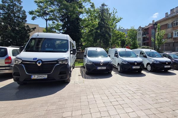 Четири нови автомобила бяха доставени днес за изпълнение на различни социални дейности и услуги в община Русе