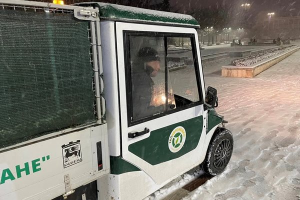 Снегопочистващата техника в Благоевград вече е на терен, кметът Методи Байкушев следи работата.