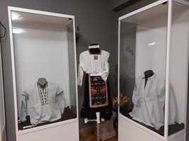 Акцентът в настоящата изложба са мъжките ризи, които са дарени през годините от жители на Свищовска околия и се показват за първи път.

Снимка: Община Свищов