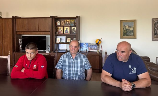 Mayor Pencho Milkov awarded the European boys' wrestling champion Stefan Stefanov Photo: Press center of Ruse Municipality