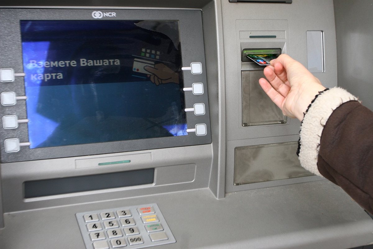 Двама румънци хаквали банкомати в Плевен - машините задържали парите на хората