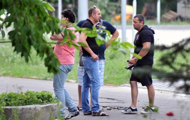 От ляво надясно: Калоян Стоянов - Цимбика, Георги Павлов и Росен Петров - Животното, контролират положението на 