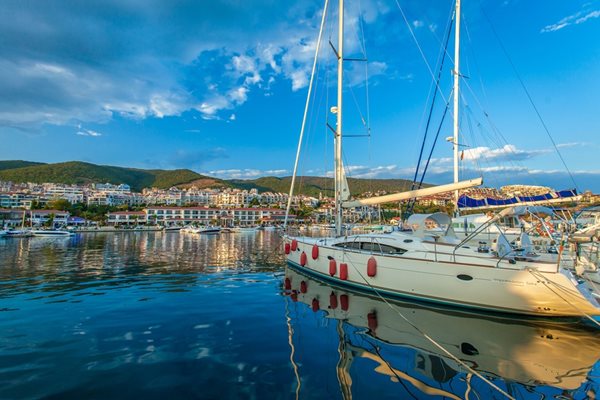 В пристанището на “Марина Диневи” има място за 300 яхти.