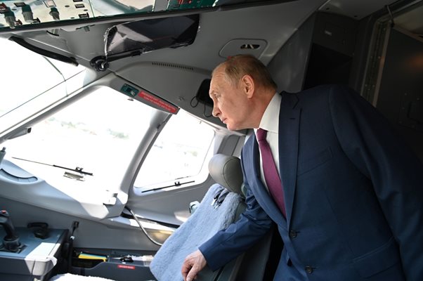 Президентът на Русия Владимир Путин разглежда военния самолет "Шах и мат". Снимки: Ройтерс