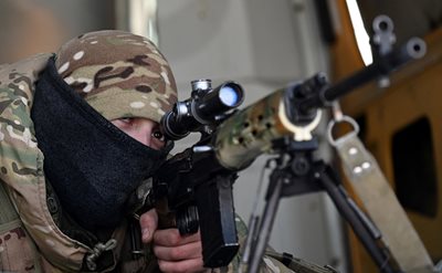 Снайперист от руските въоръжени сили участва във военни учения на полигон в Ростовска област, съседна на западната граница на Украйна. СНИМКА: РОЙТЕРС
