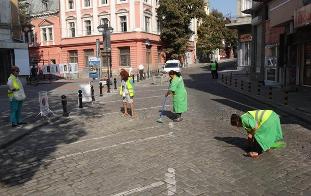 Тенденцията е ръчният труд в почистването на Пловдив да намалява.