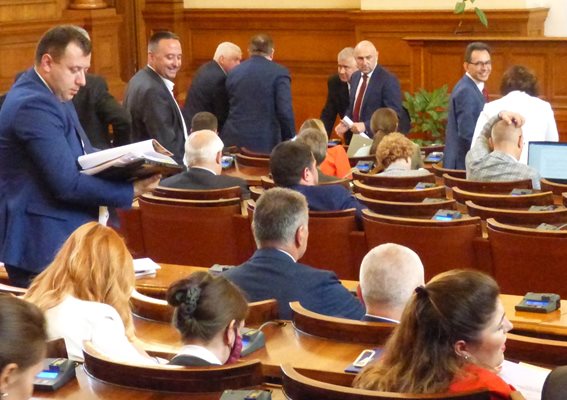 Депутатите гласуваха текстове от актуализацията на бюджета.