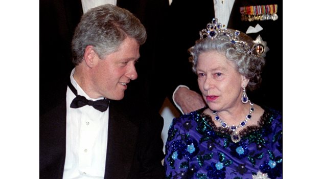 Кралица Елизабет II с бившия президент на САЩ Бил Клинтън СНИМКА: Ройтерс