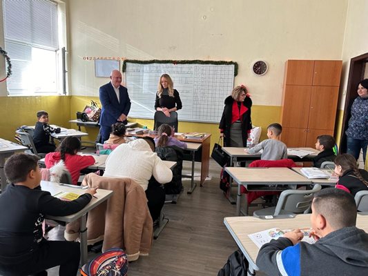 Министърът на образованието и науката проф. Галин Цоков влезе в часовете в СУ "Найден Геров". Снимки: МОН
