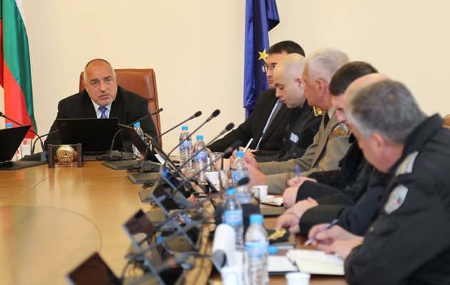 Премиерът Бойко Борисов свика на съвещание силовите министерства и службите заради опасността от бежанска вълна.