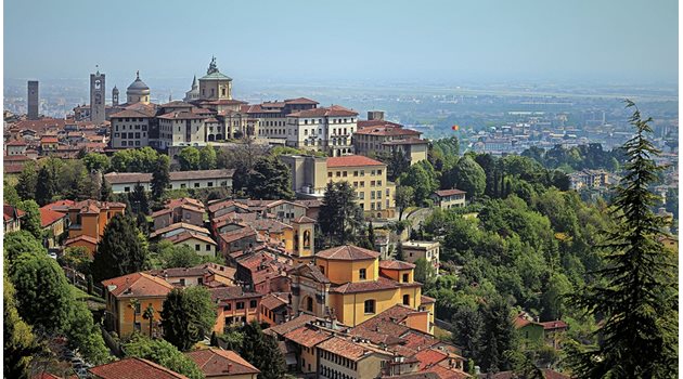 Много туристи спят в Бергамо, което е близо до Милано.