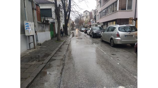 Улицата, на която Жоро Милионера е прехвърлил торбите с пари от инкасо автомобила в бащиния. 