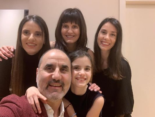 Цветан Цветанов с дъщерите и съпругата си СНИМКИ: Фейсбук/Tsvetan Tsvetanov