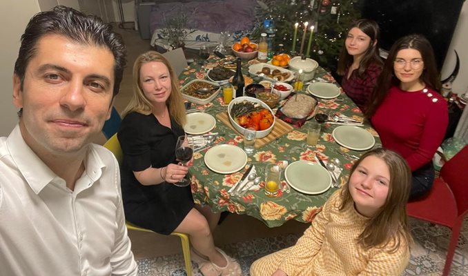 Кирил Петков се снима със семейството си, което е седнало около празничната трапеза.