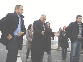Борисов и министър Лиляна Павлова (вдясно) оглеждат пътя.
СНИМКА: ВАНЬО СТОИЛОВ