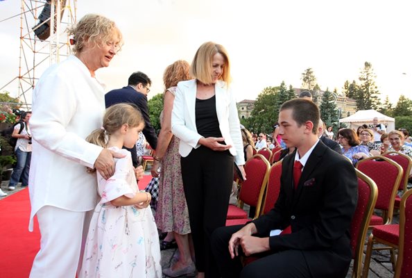 Кметицата представи внука си Алекс на внучката на шефката на ВГБ Венелина Гочева - Пламена