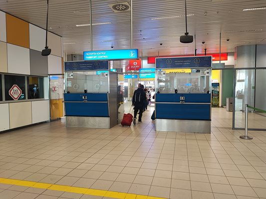 Les comptoirs frontaliers de l’aéroport de Sofia sont vides et les passagers les traversent littéralement.