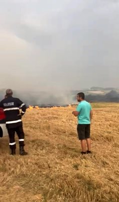 Цоньо Пилев помага на пожарникарите