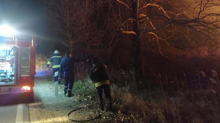 Тежка нощ очаква огнеборците. Те са повикали още два екипа на помощ.