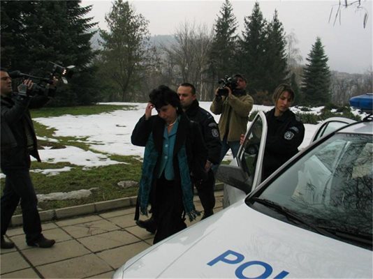 Полицаи отвеждат данъчната Валентина Елкениева. 
СНИМКА: ДИМА МАКСИМОВА