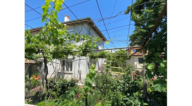 Къщата в пловдивското село Желязно, в която майка уби с нож детето си на 1 юни.
