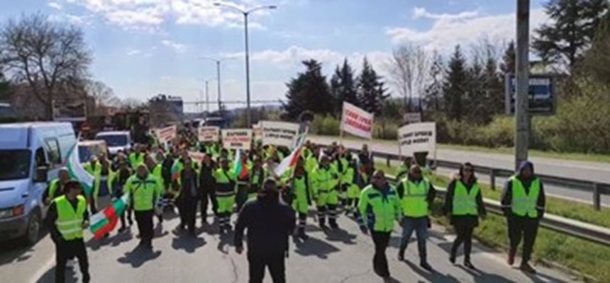 Блокади с тежка техника се задават следващите три дни.