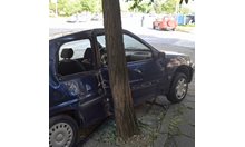 Шофьор се заби в дърво в Ботевградско, загина пътник