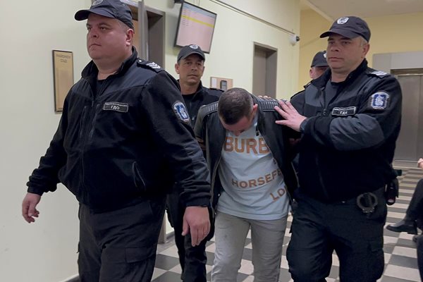 Полицаи водят Аксел Стоичков към съдебната зала.


Снимка: Авторът.