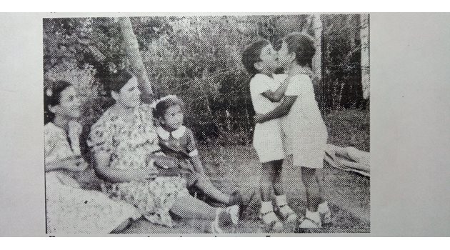 Бъдещият кардиохирург Александър (вдясно) в прегръдка с брат си Дилян в Лом пред майка им Буба.