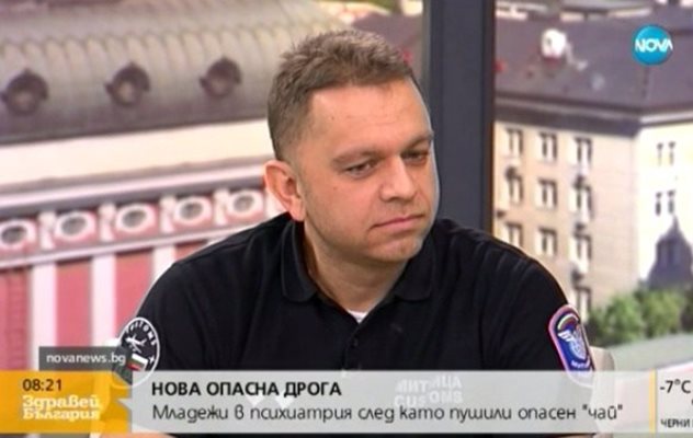Стефан Бакалов, началник "Разследване и разузнаване" в митницата на Летище София, показа най-новите видове наркотици, продаващи се на тийнейджърите. Кадър Нова тв