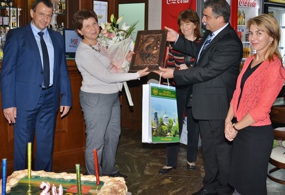 Кметът на Елена Дилян Млъзев връчи подаръци на изпълнителния директор на Сдружението Мариела Петрова, до него е Таня Христова, кмет на Габрово и шеф на Управителния съвет на РСО