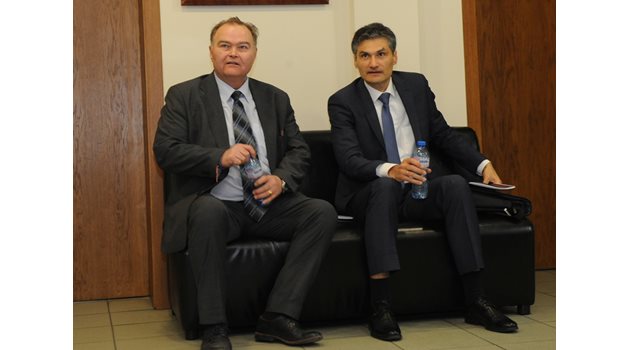 Светлин  Михайлов (вляво) и Евгени Георгиев преди изслушването във ВСС.