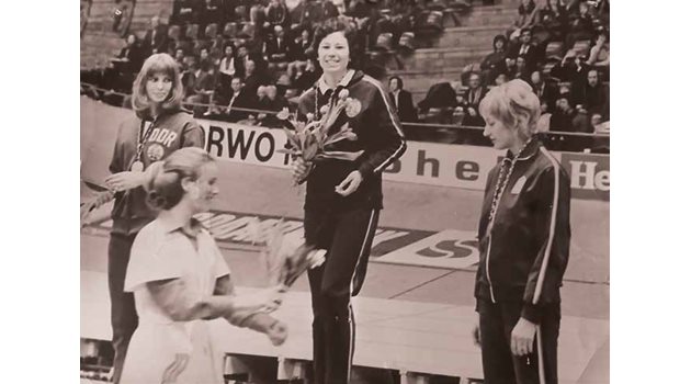 Награждават Йорданка Благоева като европейска шампионка със световен рекорд в Ротердам през 1973 г.