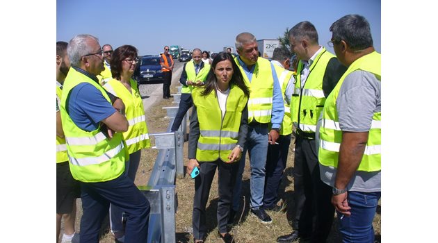 По покана на АПИ днес оглед на мястото на тежката катастрофа на километър 160 от магистрала "Тракия" направиха представители на агенцията, държавни институции, фирми и заинтересовани НПО-та.  Снимка Ваньо Стоилов